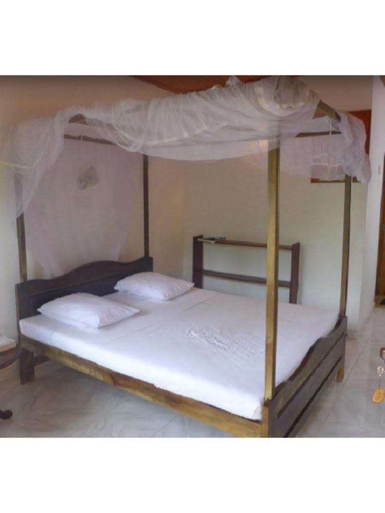 Vista Happy Night Holiday Inn Unawatuna Exterior foto