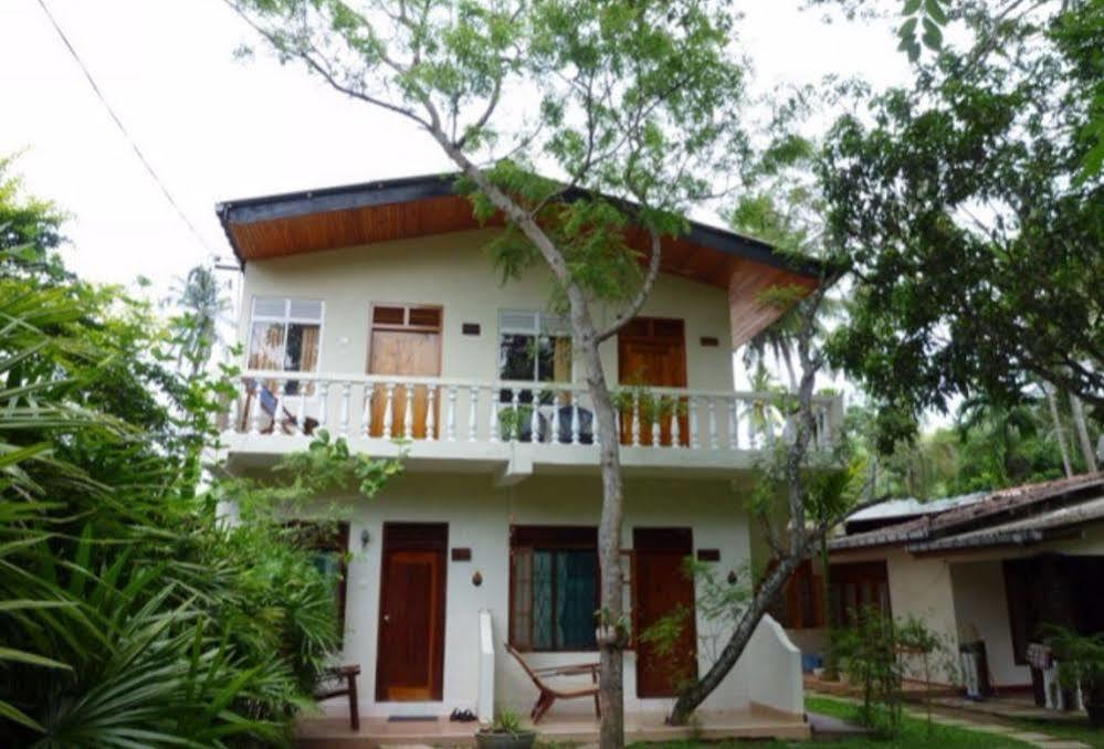 Vista Happy Night Holiday Inn Unawatuna Exterior foto