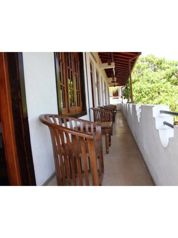 Vista Happy Night Holiday Inn Unawatuna Exterior foto